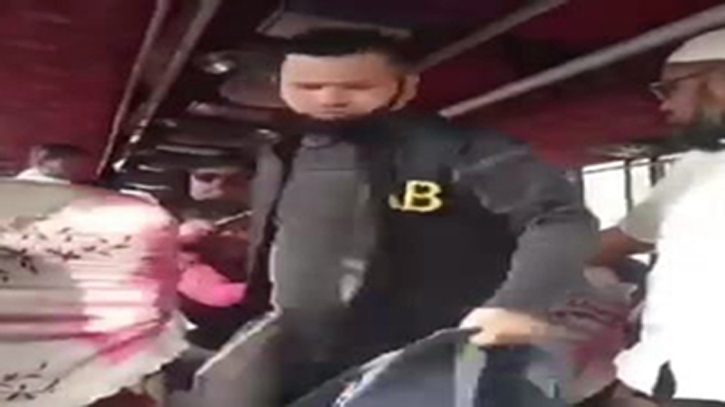 বন্দরে র্যাব পরিচয়ে যাত্রীবাহী বাসে ডাকাতি, গ্রেপ্তার- ৩ বন্দরে র্যাব পরিচয়ে যাত্রীবাহী বাসে ডাকাতি, গ্রেপ্তার- ৩