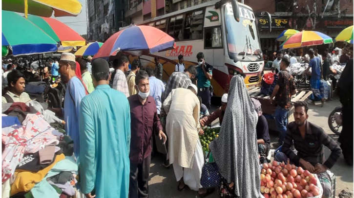 হকারদের জন্য শহরজুড়ে নৈরাজ্য হকারদের জন্য শহরজুড়ে নৈরাজ্য